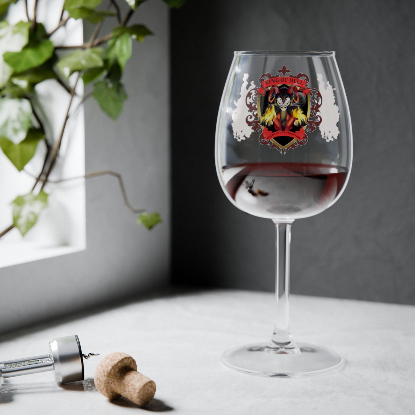 12oz Decorative Wine Glass with Heraldic Crest Design
